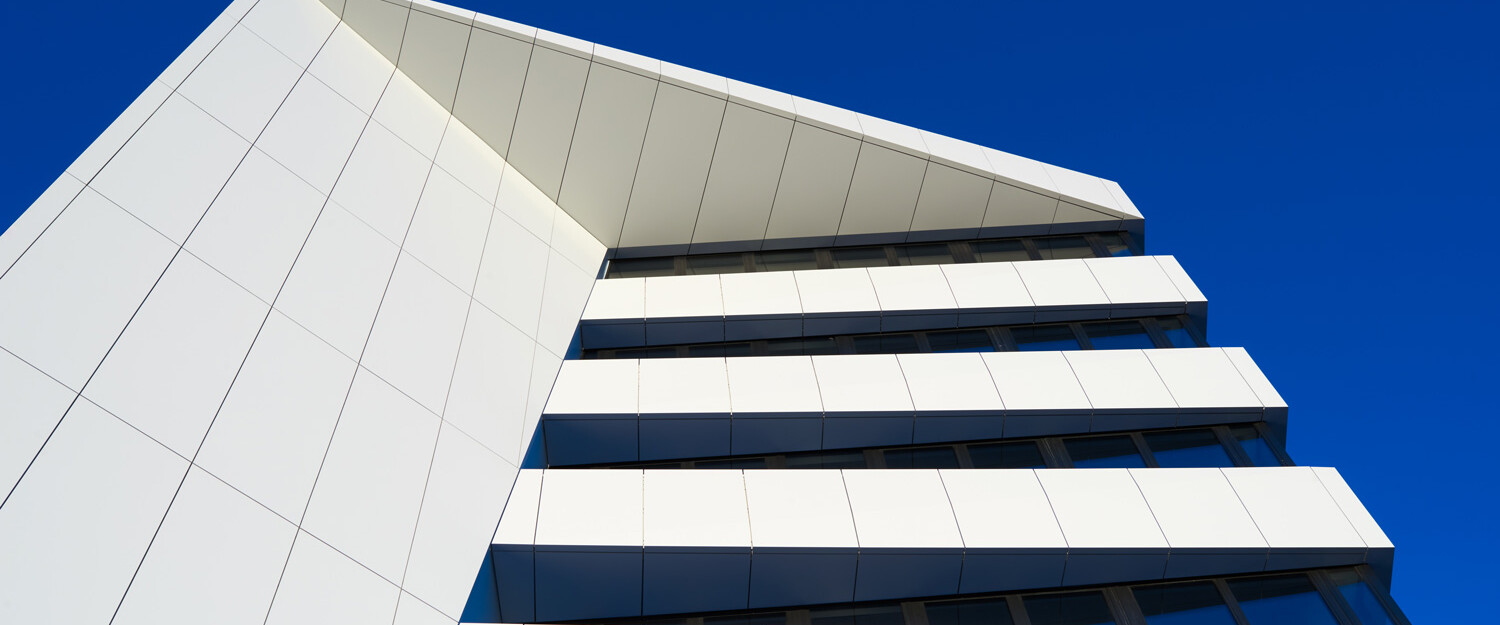 Tridimensional metal glazing frame,